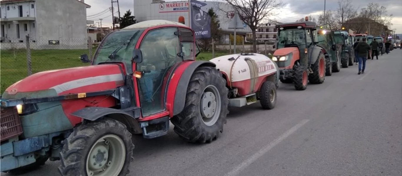 Μηχανοκίνητη πορεία από αγροτικά μηχανήματα με προορισμό την Λάρισα (φώτο)